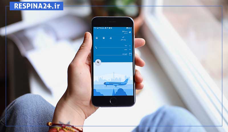 بنر تبلیغاتی رزرو بلیط هواپیما ماهشهر اصفهان از وبسایت رسپینا شامل یک فرم رزرو پرواز روی صفحه یک موبایل در دست یک مسافر
